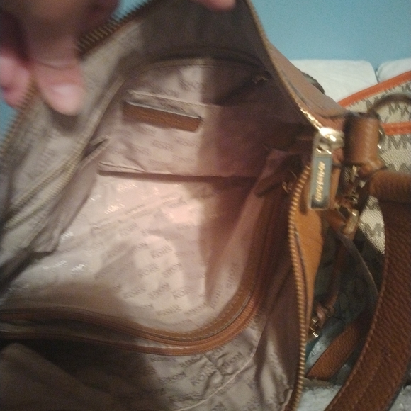 Michael kors purse - Picture 3 of 3